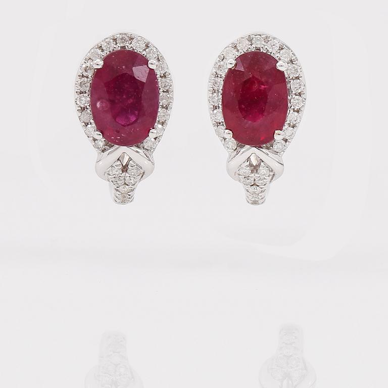 ÖRHÄNGEN, 1 par, rubiner ca 2,40 ct, diamanter totalt ca 0,20 ct.