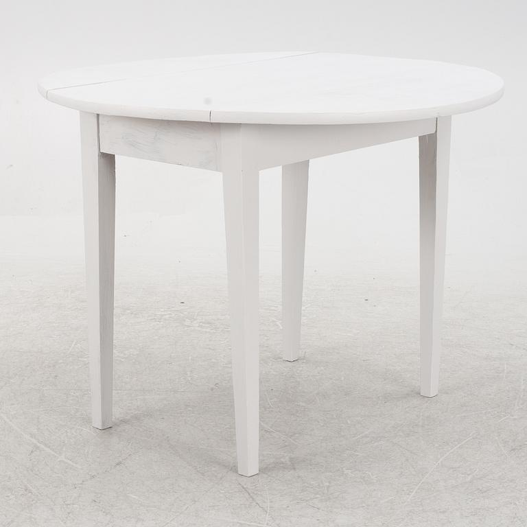 A drop-leaf table, early 20th Century.