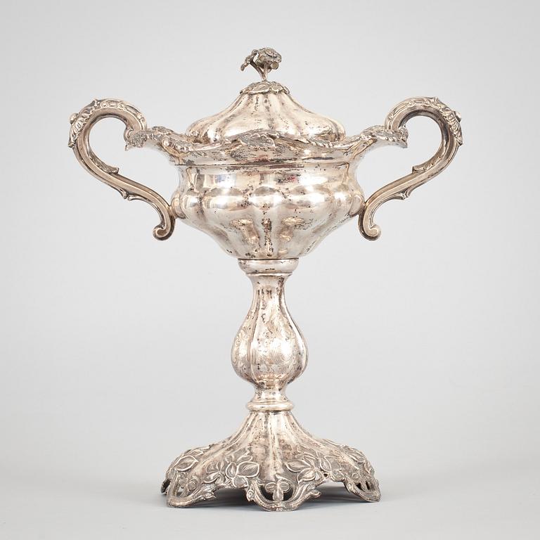 SOCKERSKÅL på FOT, silver, CJG, Stockholm, 1873. Vikt ca 640 g.