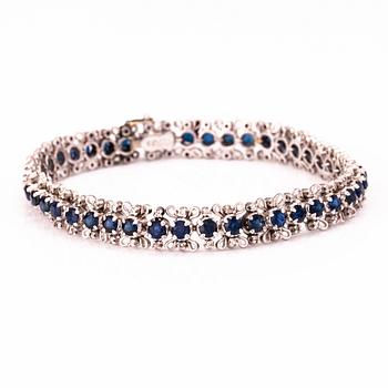 A white gold bracelet with sapphires and 8/8 cut diamonds ca. 0.75 ct in total.