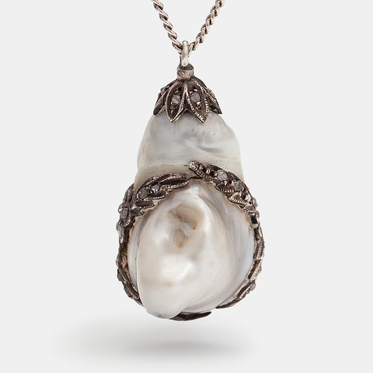 A silver necklace with a cultured salt water pearl/baroque pearl and rose-cut diamonds.