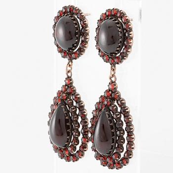 Örhängen förgyllt silver med granater.