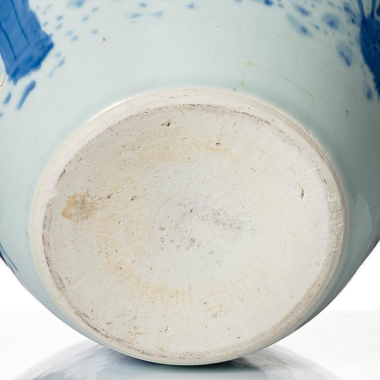 A blue and white Transitional jar, 17th Century.