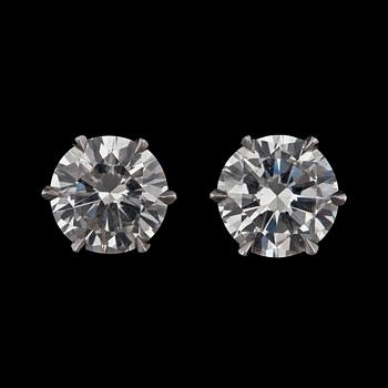 910. A pair of diamond earrings. Total carat weight 3.38 cts.