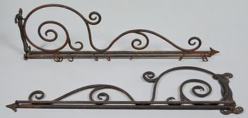 GARDINSTÄNGER, ett par, gjutjärn, omkring år 1900.