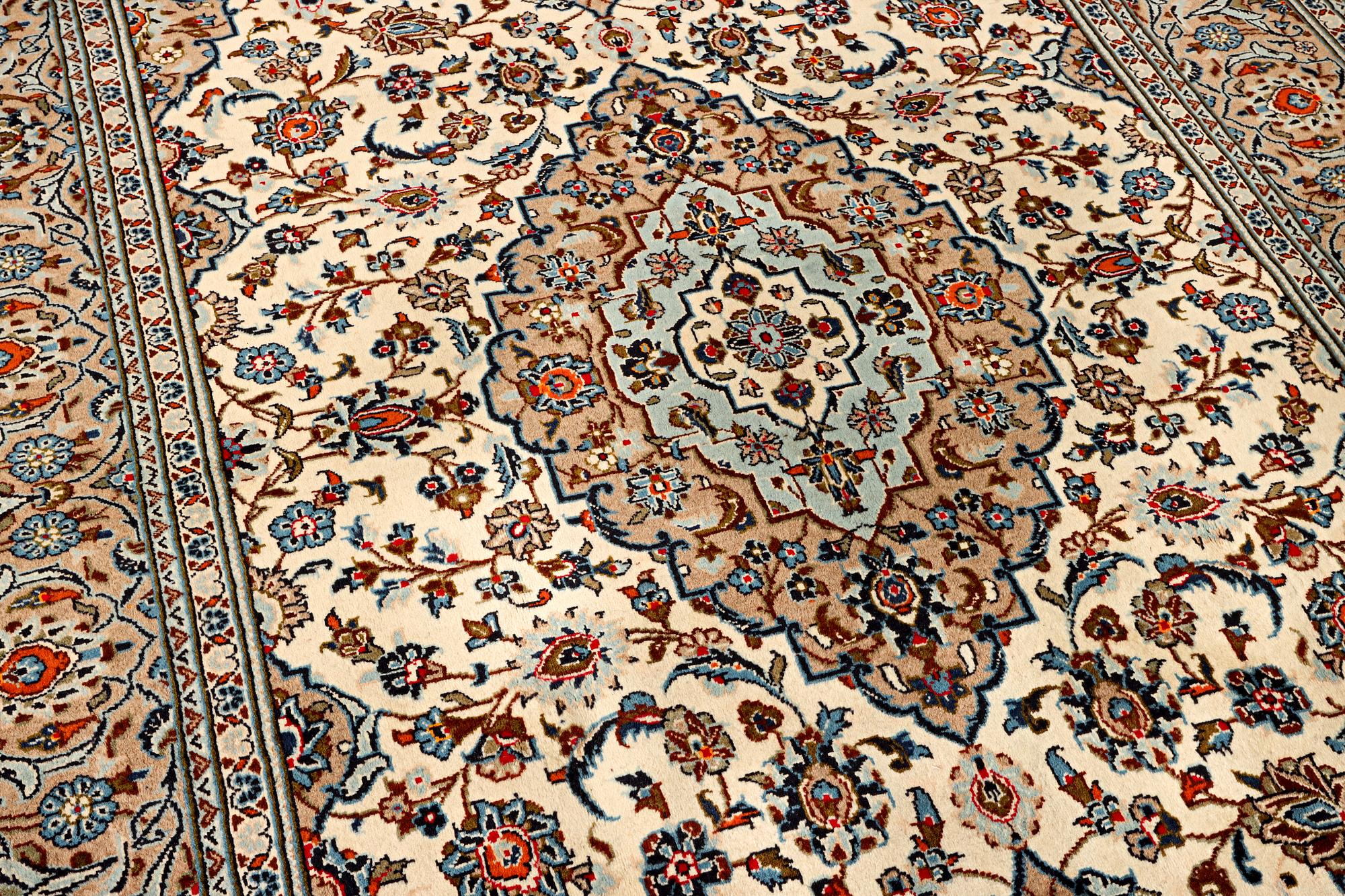 Matta, Keshan, ca 326 x 195 cm.