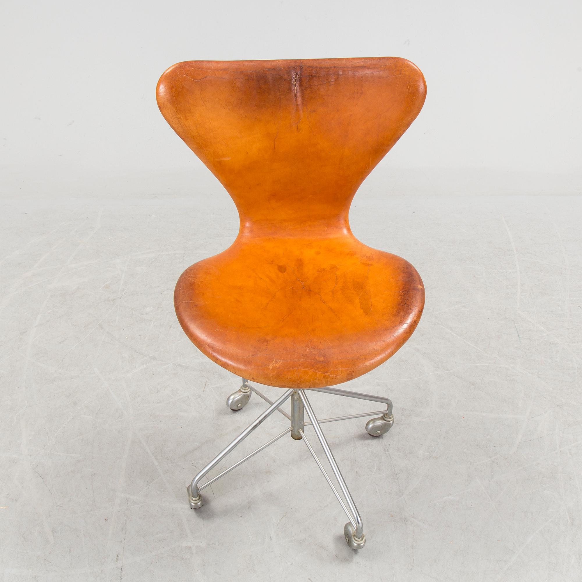 ARNE JACOBSEN, chair, "Sjuan", Fritz Hansen. Nr. 3117.