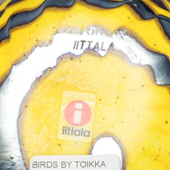 OIVA TOIKKA, två glasfåglar, Yellow Grouse (Keltariekko) 2014–2017, signerade O. Toikka, Iittala och Nuutajärvi.