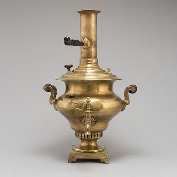 A RUSSIAN BRASS SAMOVAR, CA 1900.