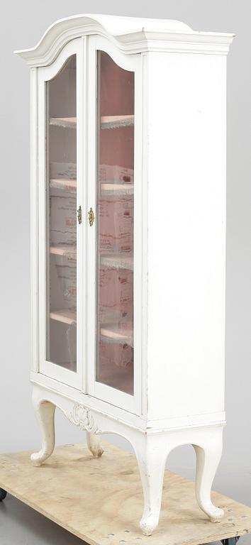 VITRINSKÅP, rokokostil, 1900-tal.
