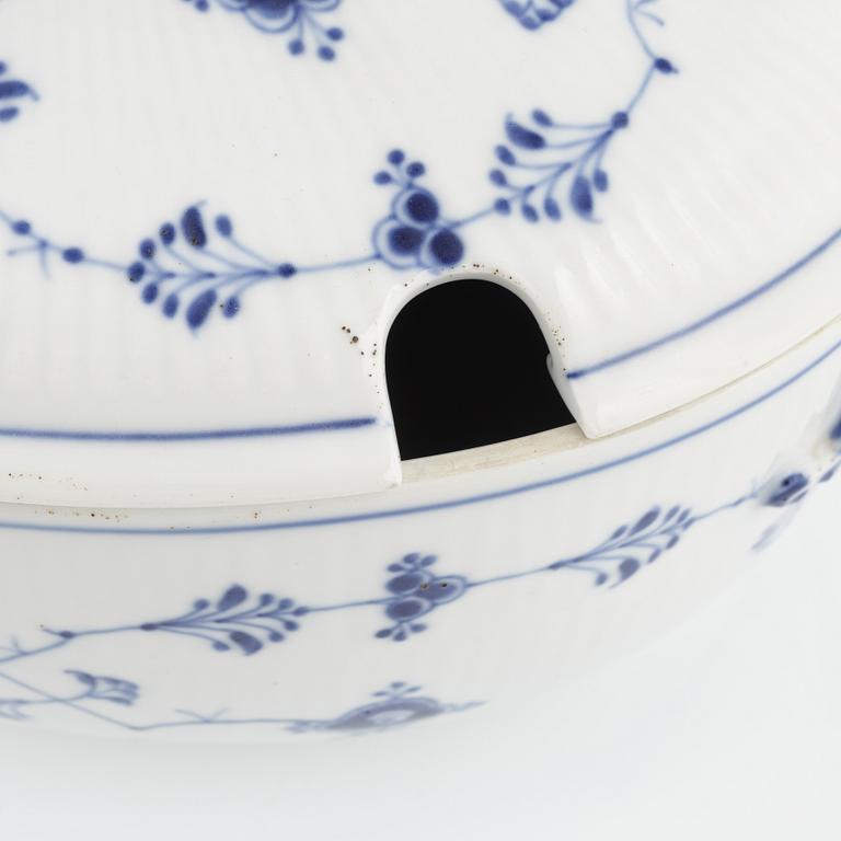 Royal Copenhagen, a 'Musselmalet' porcelain tureen with cover, Royal Copenhagen, Denmark, 1889-1922.
