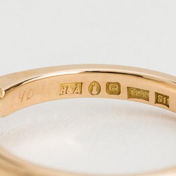 A RING set with a round brilliant-cut diamond.