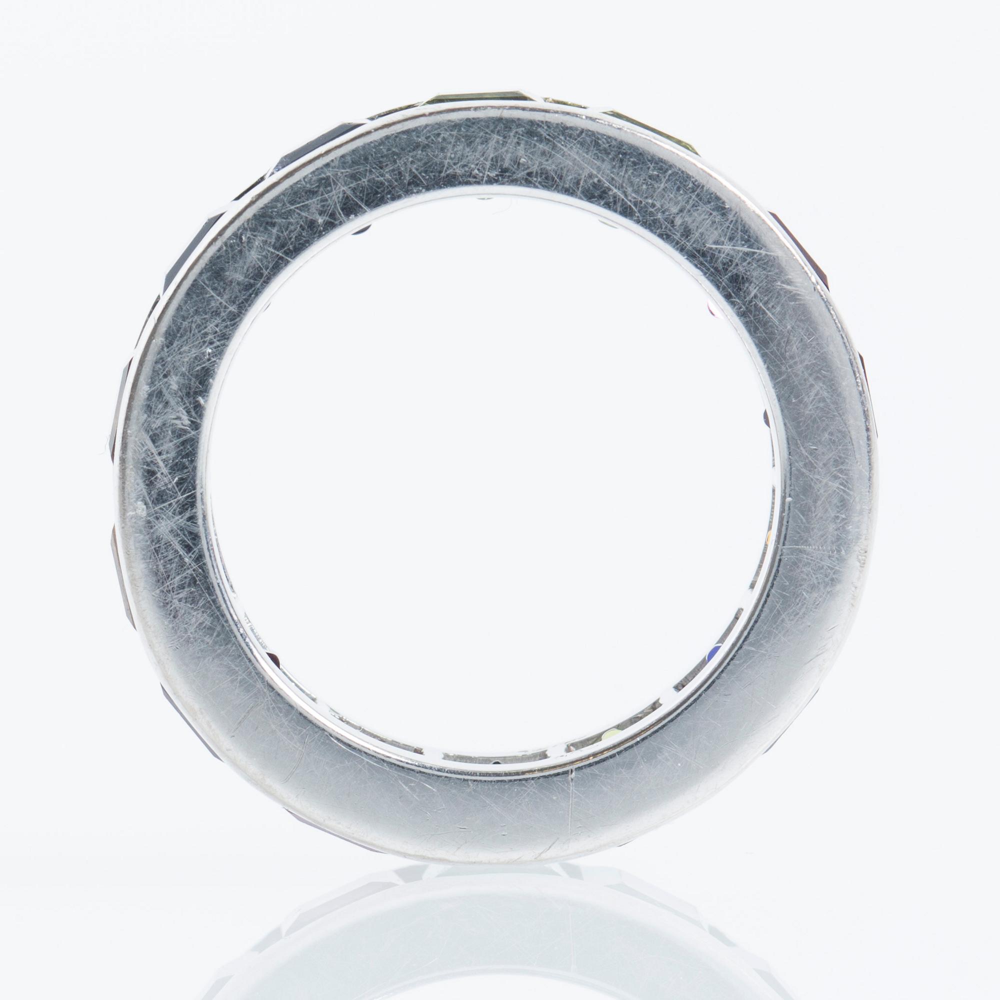 RING, 18K vitguld med princesslipade ädelstenar.