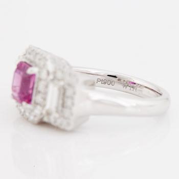 A intense pink sapphire, brilliant- and baguette cut diamond ring.