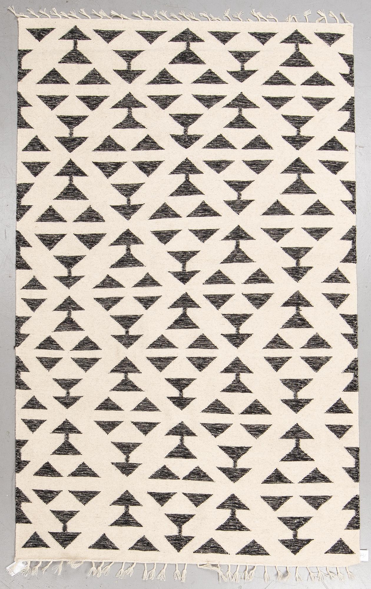 Matta, slätväv, ca 270 x 170 cm.