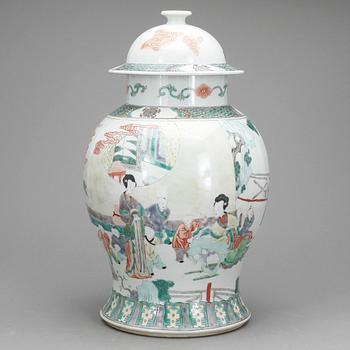 URNA MED LOCK, porslin, Kina, 1900-talet första del.