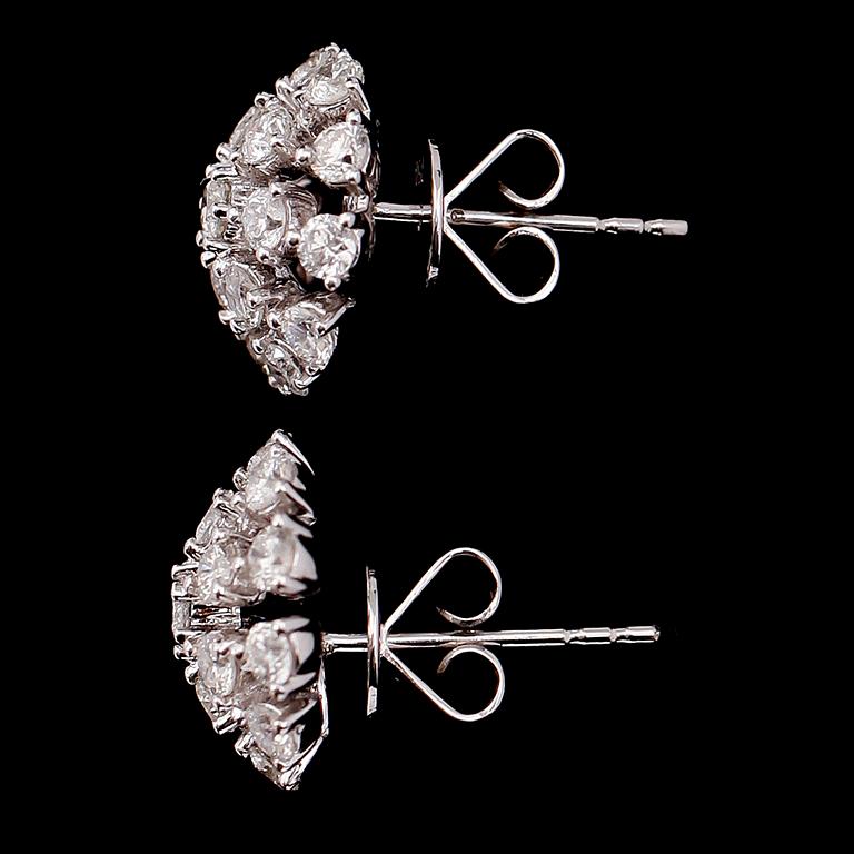 ÖRHÄNGEN, 1 par, 18 k vitguld, solitära briljantslipade diamanter tot ca 1.62 ct.