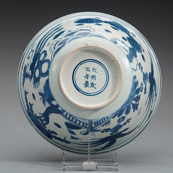 A blue and white bowl, Ming dynasty. With Chenghuas (1465-87) six charakters mark.