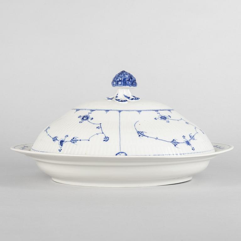 Terrin / ragufat med lock, porslin, Royal Copenhagen, "Musselmalet", 1800-tal.