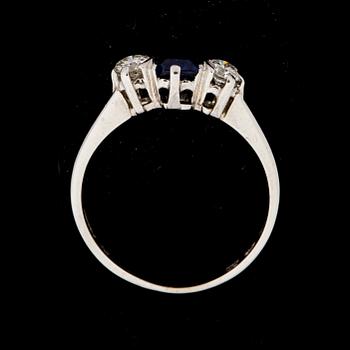 RING, 18 k vitguld med blå safir ca 0,30 ct samt briljantslipade diamanter ca 0,30 ct. Vikt ca 2 g.