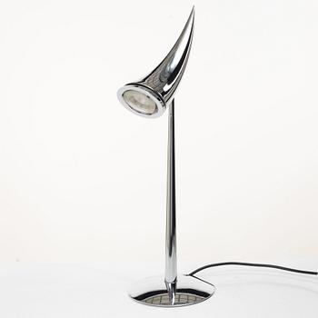 Philippe Starck, Bordslampa "Ara" av förkromad metall. Flos, Etikettmärkt.
