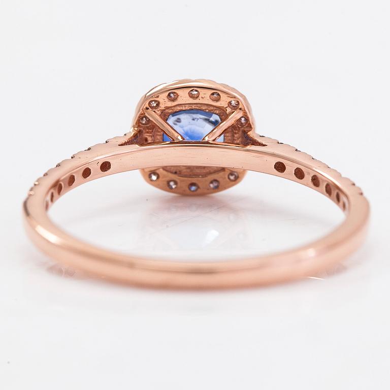 Ring, 14K roséguld med diamanter ca 0.12 ct totalt och safir.