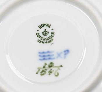 MAT- OCH KAFFESERVISDELAR, 41 delar, porslin, "Blå blomst", Royal Copenhagen.