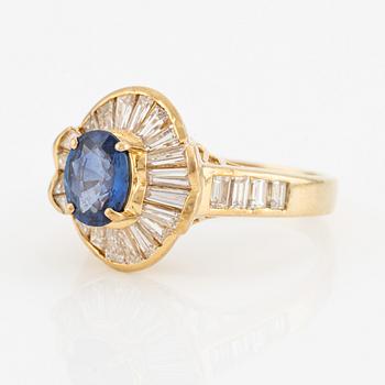 Ring, 18K guld med safir och baguetteslipade diamanter.