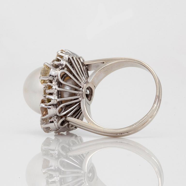 RING med troligen äkta saltvattenpärla samt olikfärgade briljantslipade diamanter totalt ca 2.80ct.