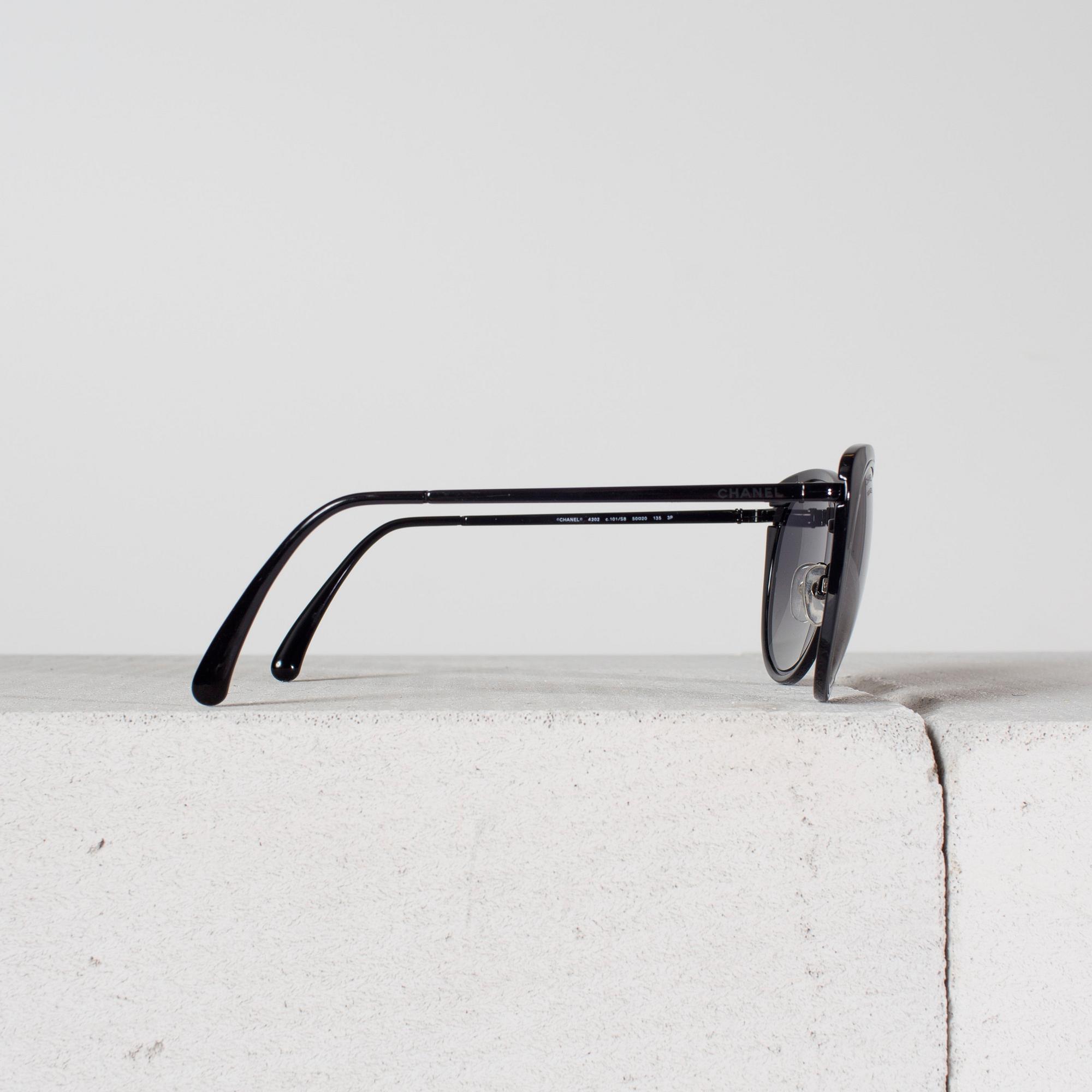 SOLGLASÖGON från Chanel.