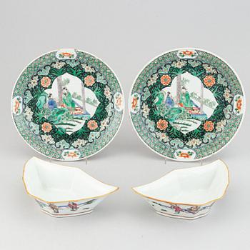 A pair of famille noire dinner plates and a pair of cabaret dishes, China, early 20th Century.