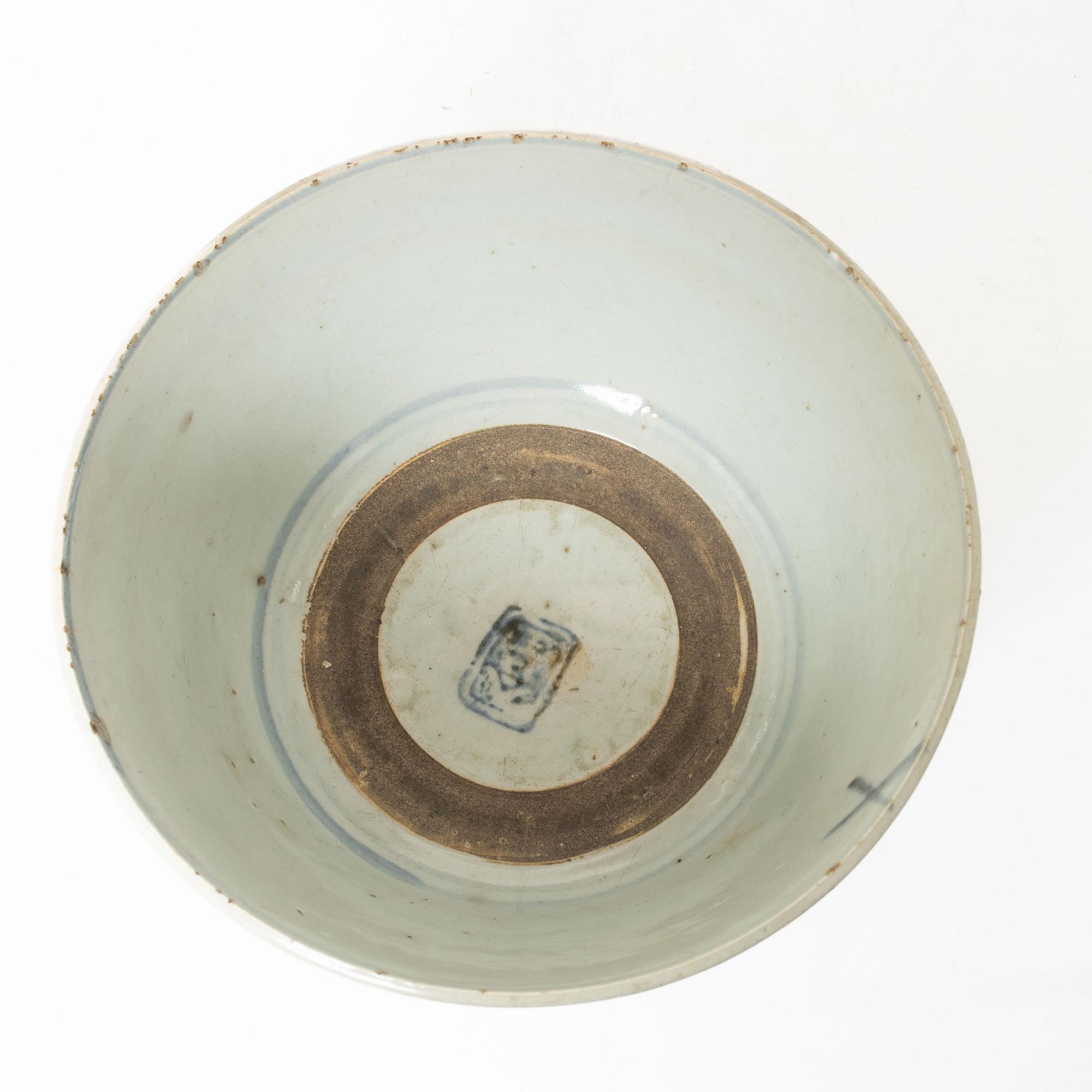 A Southeast Asian porcelain bowl, 19th century.