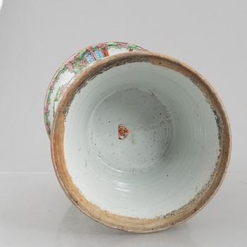 A Canton porcelain vase, China, Qing dynasty, around 1900.