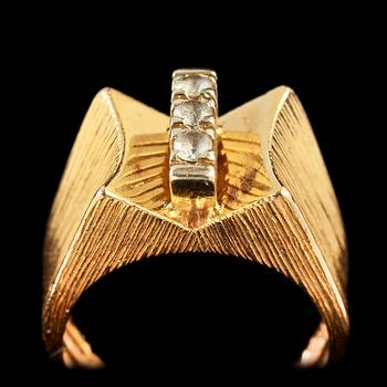 RING, 18k guld med 3 fasettslipade stenar. Stigbert, Stockholm, 1974. Vikt 7 g.