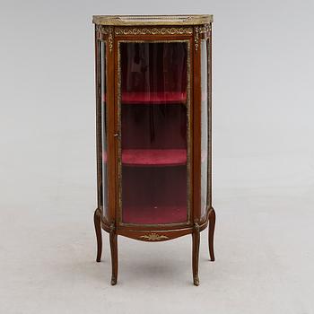 VITRINSKÅP, gustaviansk stil, 1900-talets mitt.