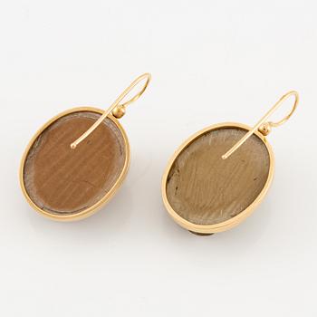 Earrings 18K gold with lava cameos.