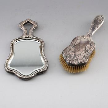 HANDSPEGEL SAMT HÅRBORSTE, silver, Black, Starr & Frost, USA, omkring år 1900.