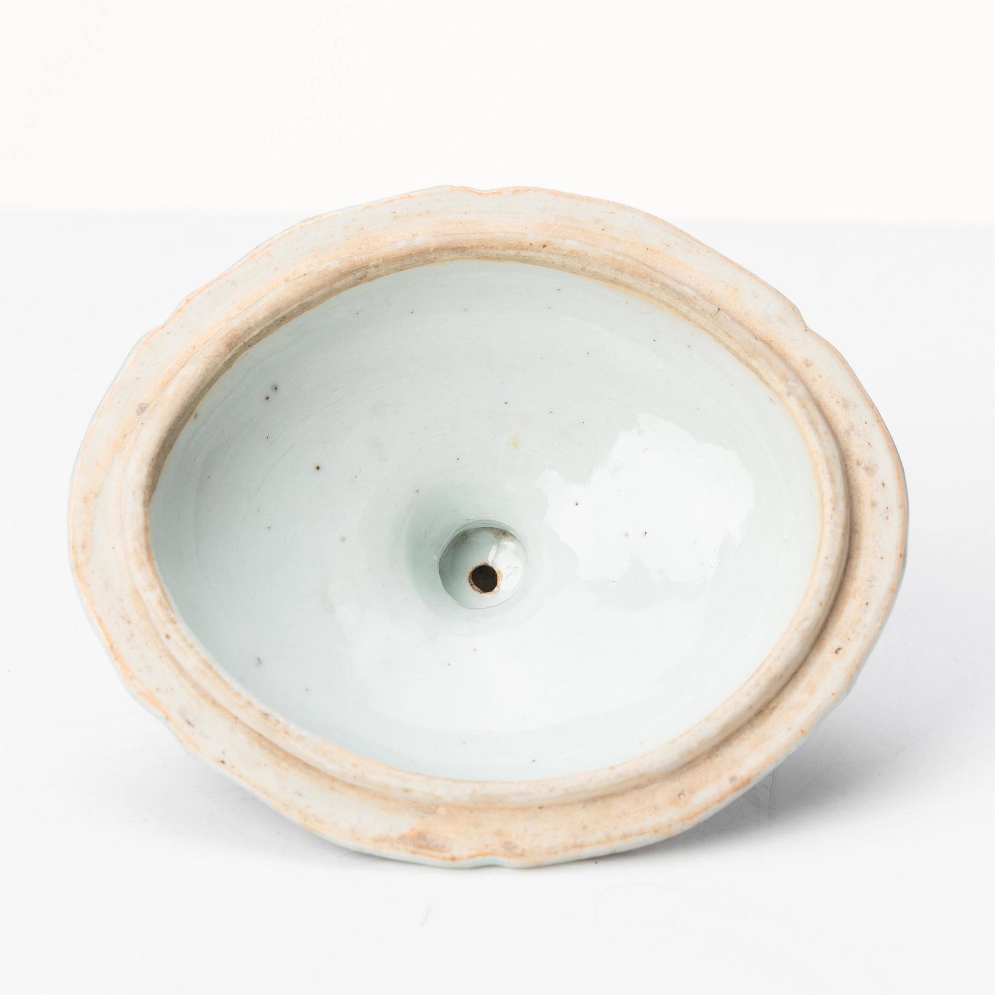 A blue and white tureen with cover, Qing dynasty, Qianlong (1736-95).