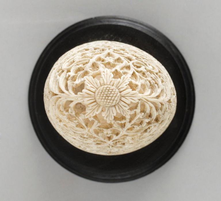 SKULPTUR, benarbete, troligen elfenben. Kina.