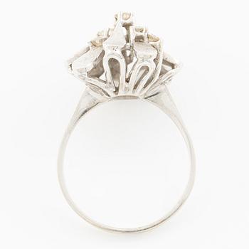 Ring in 18K white gold set with round brilliant-cut diamonds.