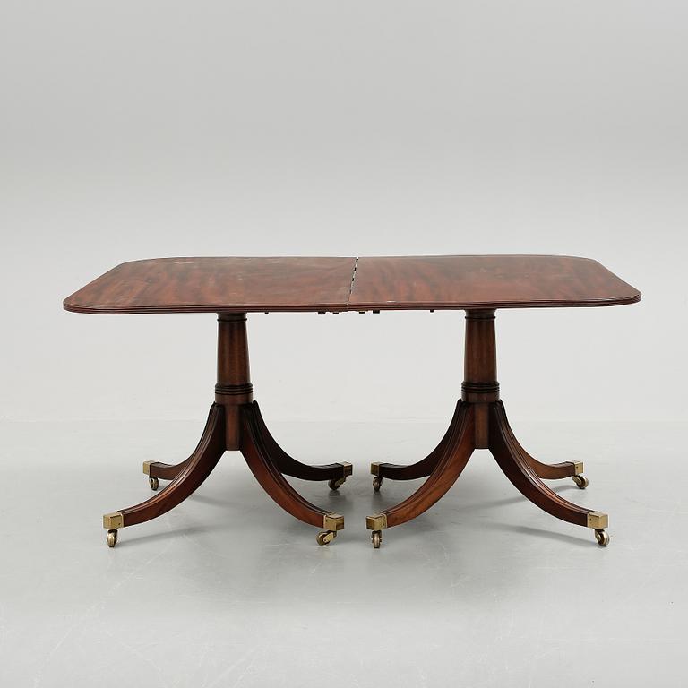 BORD + 1 iläggsskiva, mahogny, England, 1900-tal.