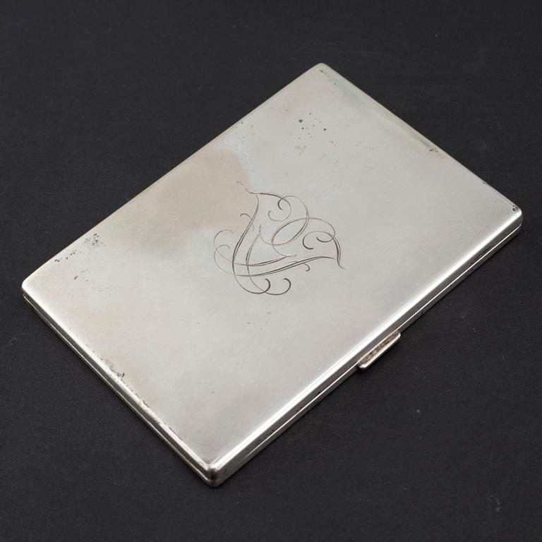 A cigarette case and a small box in silver, first half of the 20th century. Total weight 155 g.