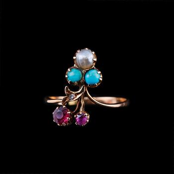 A RING, 56 gold, rubies, a pearl, turquoises, a diamond. St Petersburg 1898-1903. Weight 2,3 g.