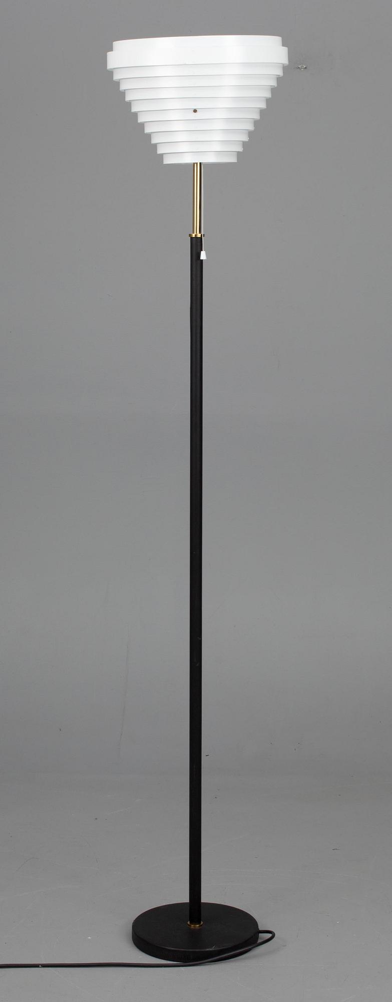GOLVLAMPA, "Änglavinge" modell A805, design Alvar Aalto, Artek. Formgiven 1954.