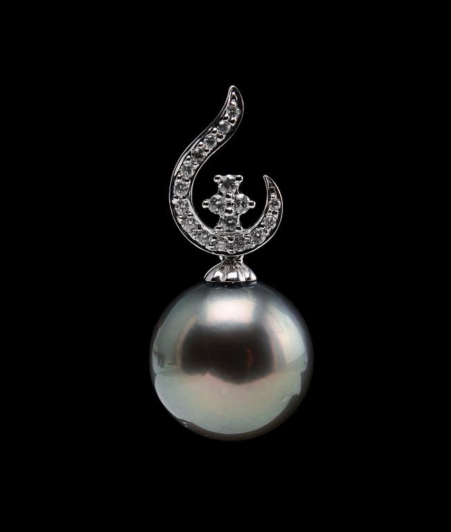 A PENDANT, a tahitian pearl 14 mm. Brilliant cut diamonds 0.13 ct. 18K white gold.