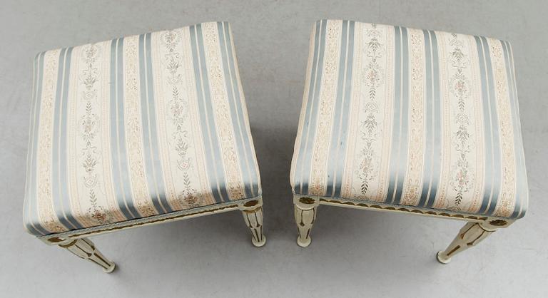 TABURETTER, 2 st snarlika, sengustavianska, omkring år 1800.