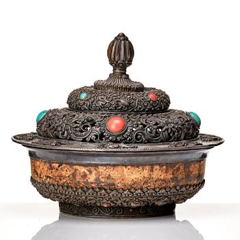 Ask med lock, trä och metall. Tibet, 1800-tal.