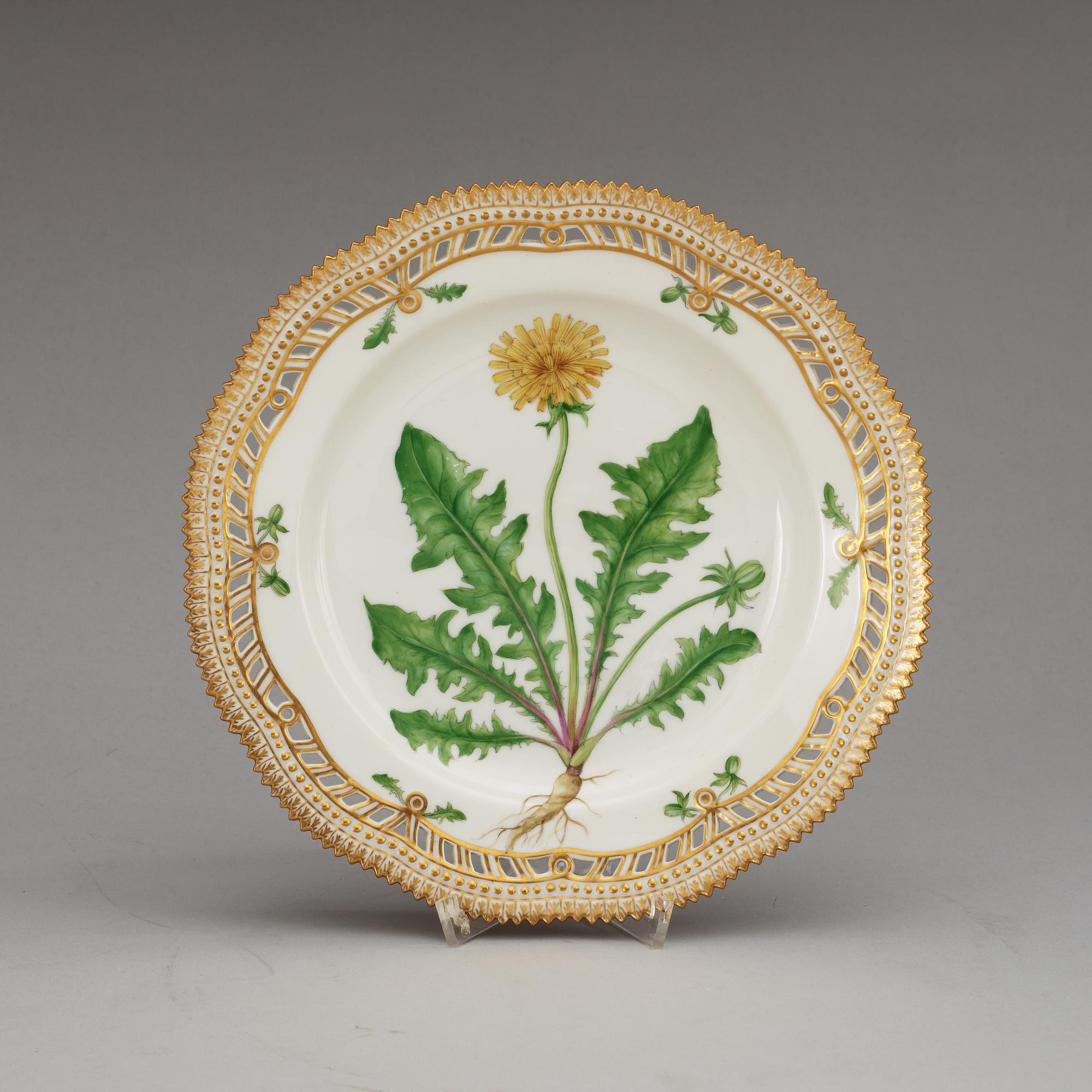 SERVERINGSFAT, fyra stycken samt KAROTT med LOCK, porslin. "Flora Danica", Kunglig Dansk, 1900-tal.