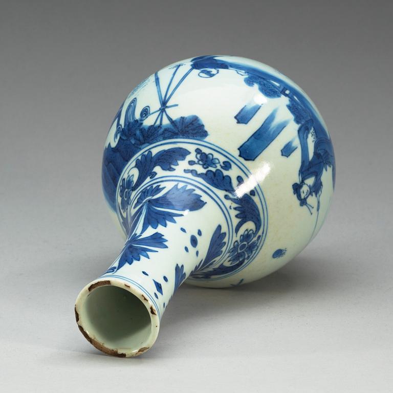 A blue and white Transitional vase, 17th Century.