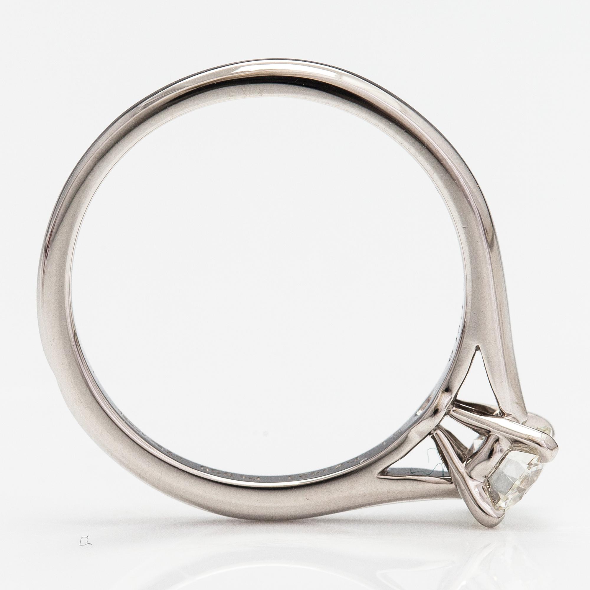 Cartier, Sormus, platinaa ja timantti n. 0.41 ct. Merkitty DZJ421. GIA todistus.